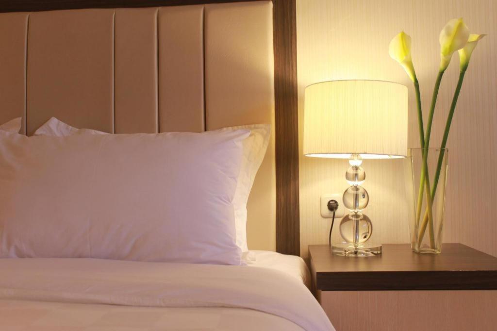 Bella Hotel Surabaya Exteriör bild