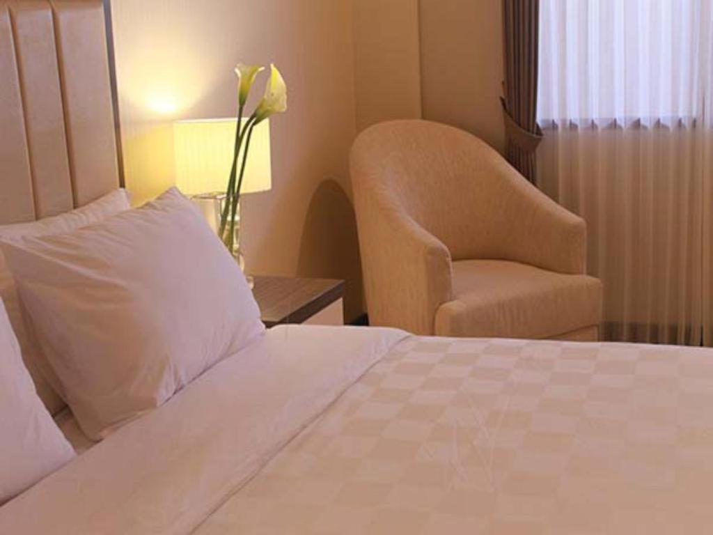 Bella Hotel Surabaya Exteriör bild